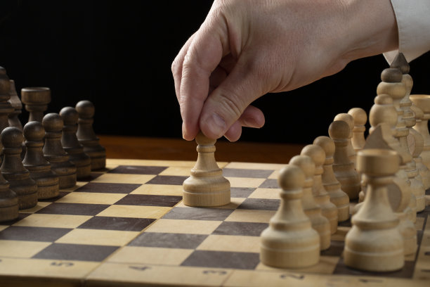 一个男人在下棋。图片下载