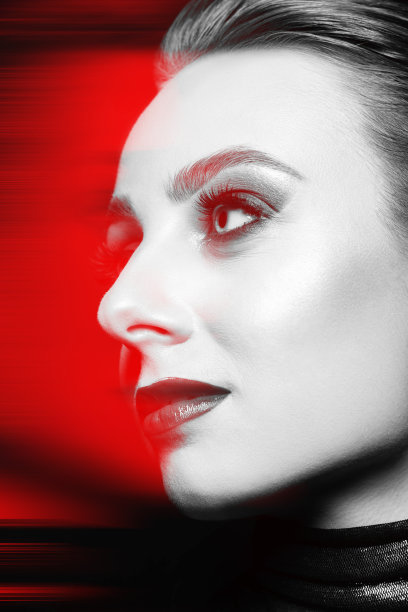 特写工作室肖像的女人与花哨的化妆在故障和RGB颜色分裂效果风格图片下载