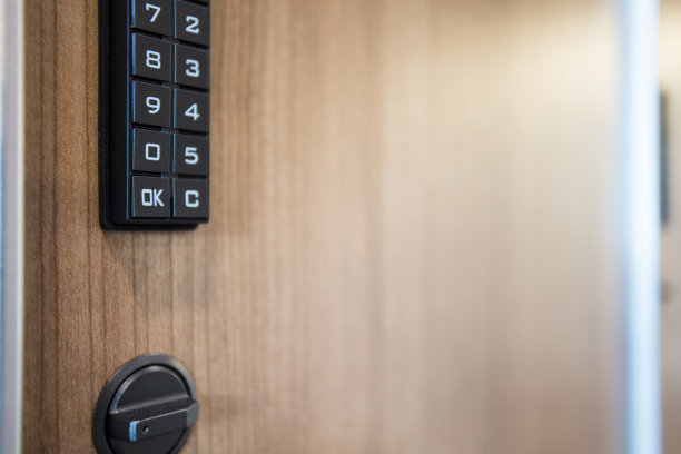 密码锁和木制储物柜图片下载