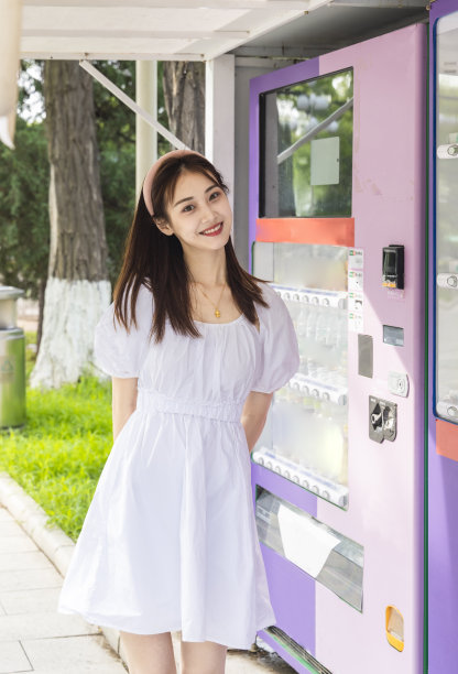 自动售货机旁的那个女孩图片下载