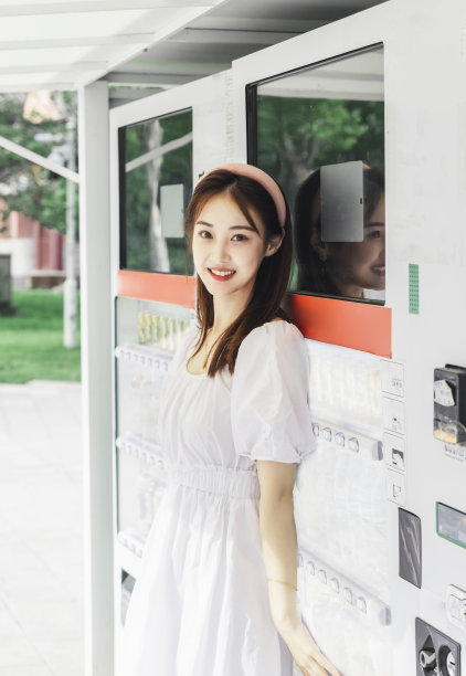 自动售货机旁的那个女孩图片下载