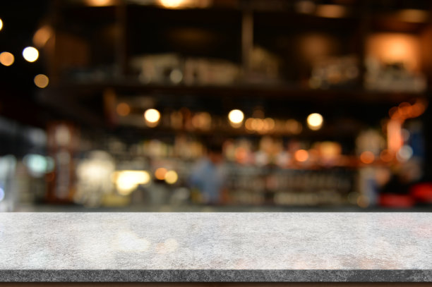 空的白色大理石桌面和模糊的内部咖啡馆和餐厅。图片下载