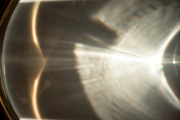 光在带有金色边框的盘子上的反射。盘子上的浅色图案图片下载