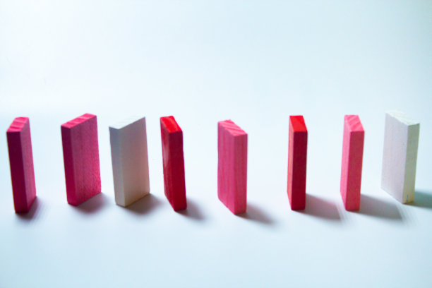 排成一排的粉色多米诺骨牌图片下载