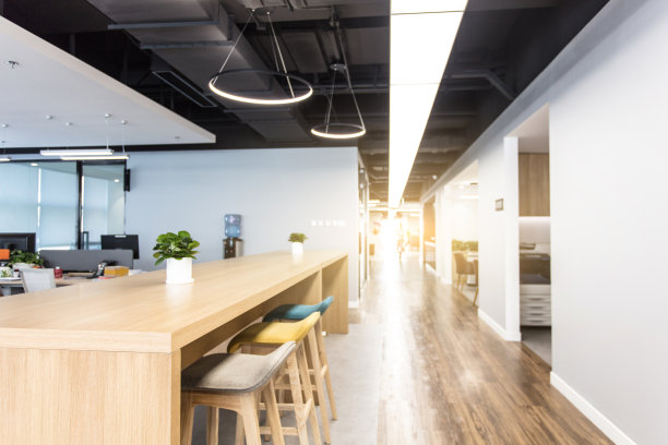 现代办公楼里空荡荡的走廊。用作商业概念中的背景或背景图片下载