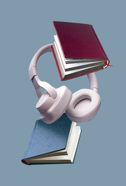 无线白色耳机和精装书在蓝色背景下飞舞图片下载
