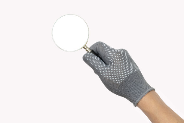 戴着灰色手套的男子双手拿着放大镜进行探索和搜索。孤立的形象。图片下载