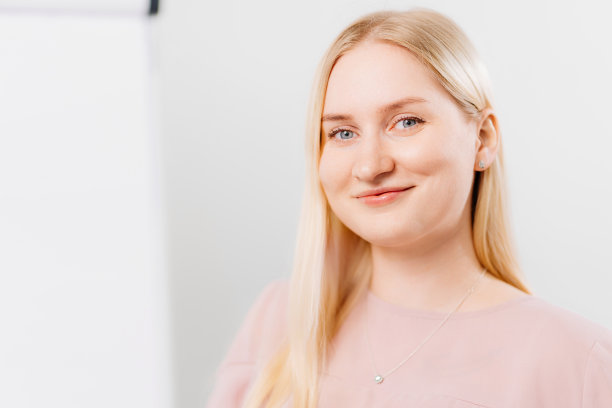 一个金发碧眼的长发女郎在办公室里开会。图片下载