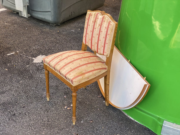 被丢弃在街上的漂亮椅子图片下载