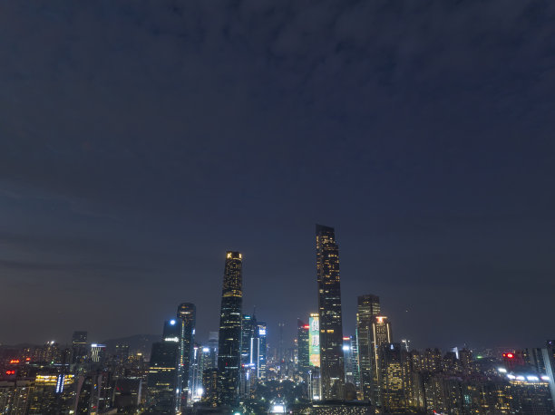 中国广州夜间全景天际线的航拍照片图片下载
