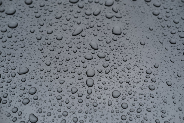汽车油漆上的雨滴图片下载