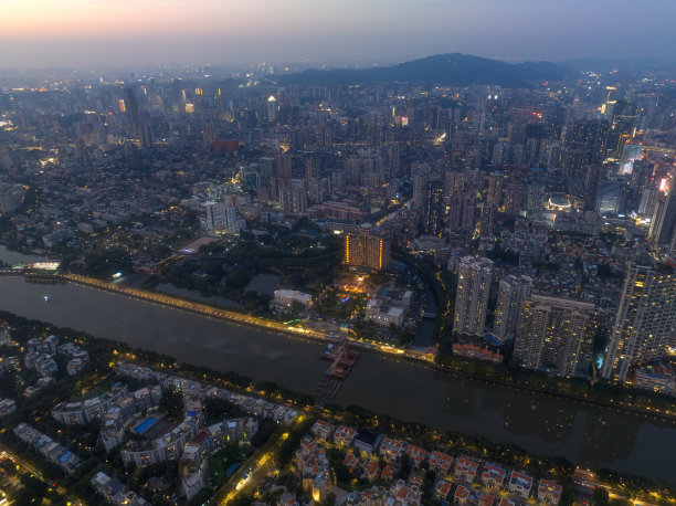 中国广州夜间全景天际线的航拍照片图片下载