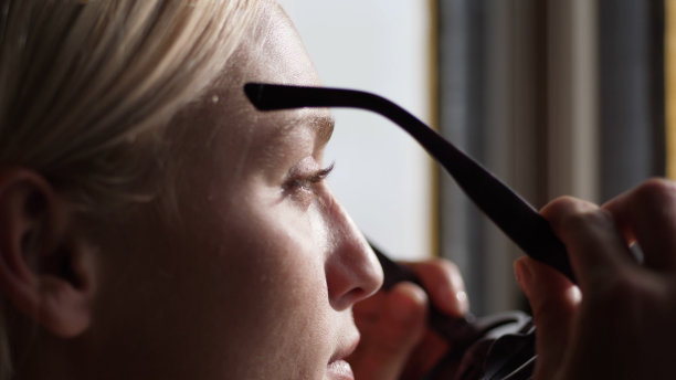 戴墨镜的漂亮女人图片下载