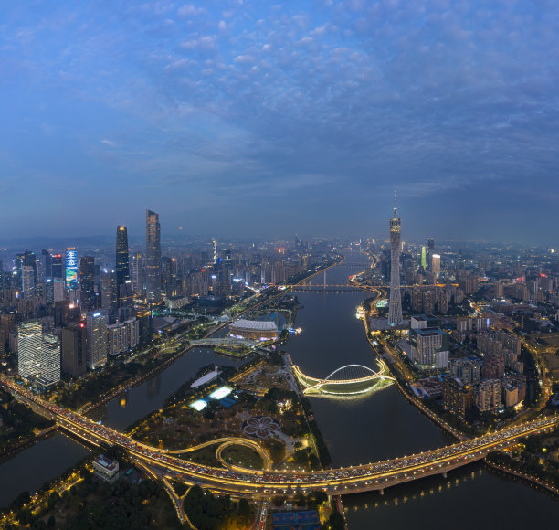 中国广州夜间全景天际线的航拍照片图片下载