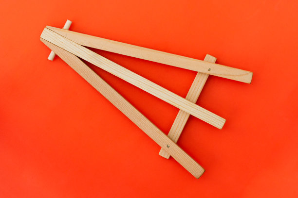 红色背景的木制画架图片下载