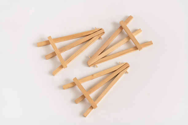 白色背景的木制画架图片下载