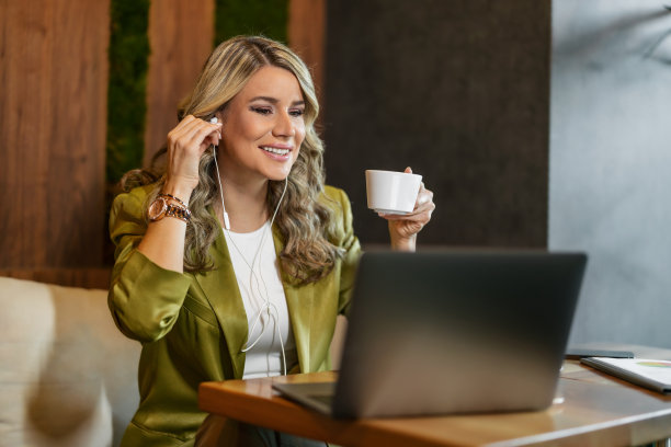 迷人的女商人在咖啡馆，在网上工作图片下载