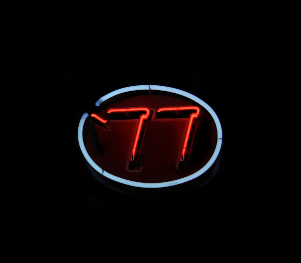 餐厅窗户上的复古霓虹灯77标志图片下载