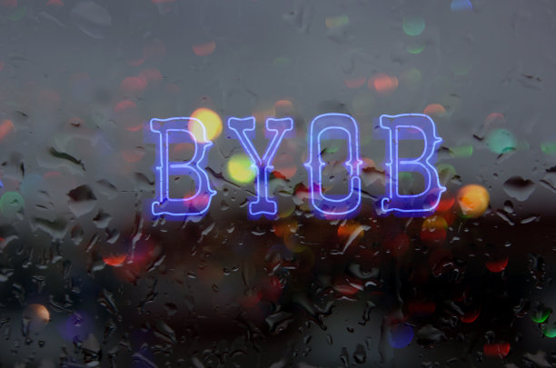 “自带啤酒或饮料”的霓虹灯在下雨的窗户后面图片下载