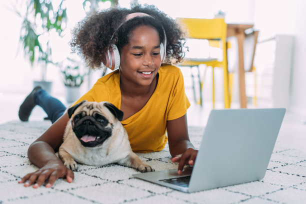 家里有个女孩和一条狗。图片下载