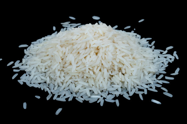 一堆大米在黑色背景上图片下载