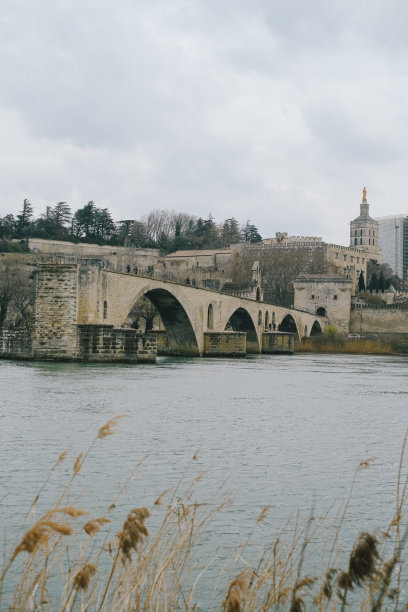 沿河眺望古村落图片下载