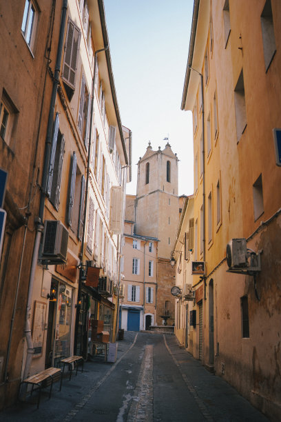 沿着走廊俯瞰历史小镇图片下载