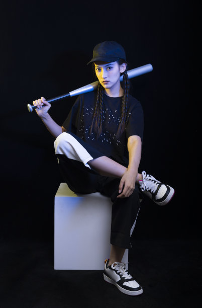 拿着棒球棒的酷女孩图片下载