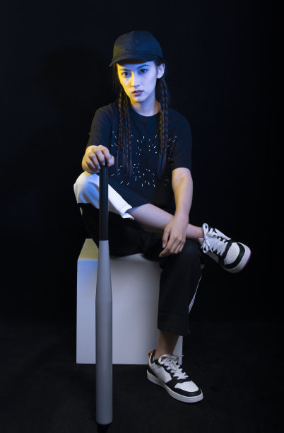 拿着棒球棒的酷女孩图片下载