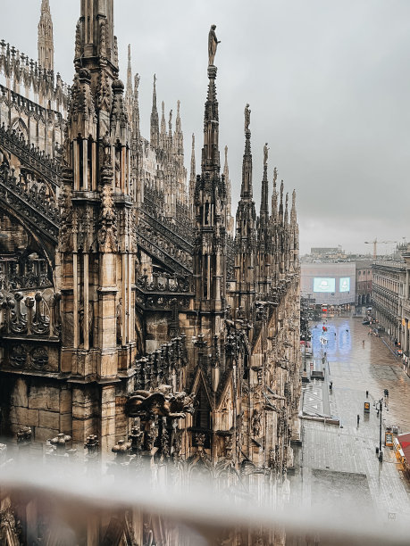 米兰大教堂广场从米兰大教堂屋顶，米兰，伦巴第，意大利图片下载