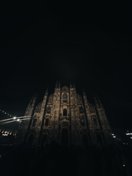 晚上的米兰大教堂图片下载