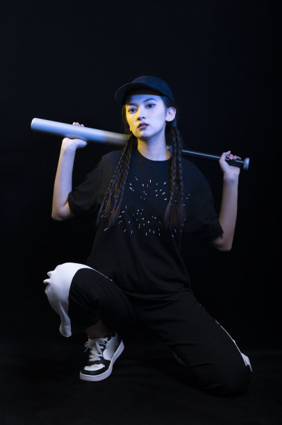 拿着棒球棒的酷女孩图片下载