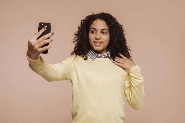 年轻的多种族女性用智能手机自拍图片下载