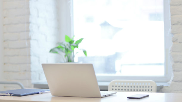 清空办公室，打开笔记本电脑图片下载