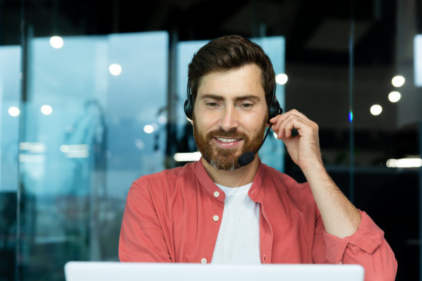 成熟成功的商人带着视频通话耳机在办公室工作，男人咨询在线客户，与同事进行在线远程会议，坐在工作场所用笔记本电脑图片下载