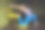 一个健康的生活方式和做瑜伽的女人，在椅子上做各种各样的Anjaneyasana练习，新月形姿势，穿着运动服在健身中心训练，完全成长图片下载