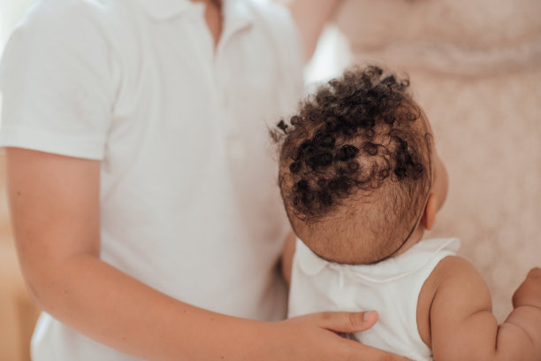 坦率的友好的跨种族家庭白人男孩的肖像与小黑黝黝的小妹妹在家里图片下载