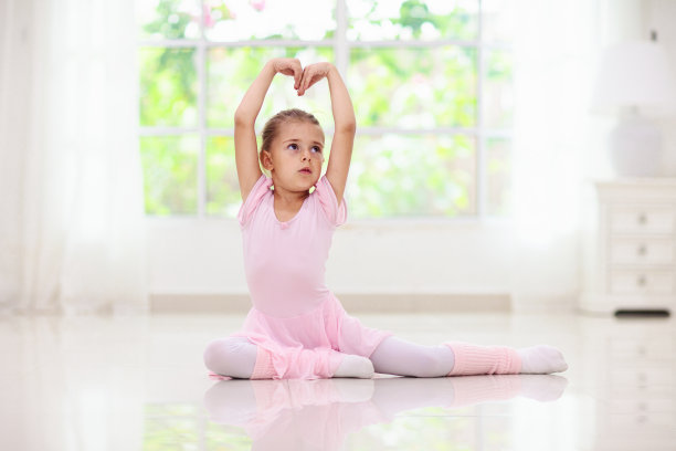 婴儿芭蕾舞。在舞蹈课上跳芭蕾舞的小姑娘。图片下载