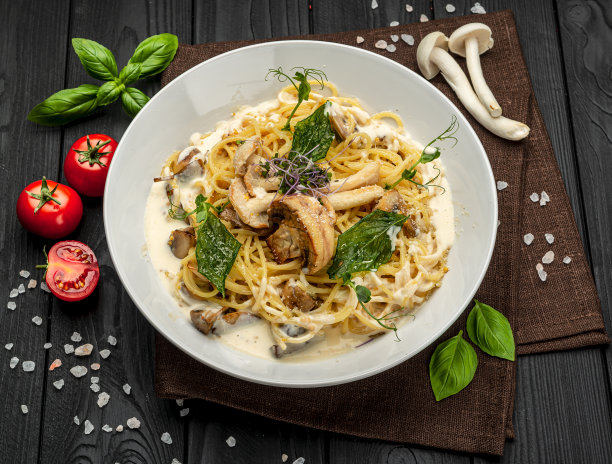 蘑菇意大利面，奶油酱配不同种类的蘑菇图片下载