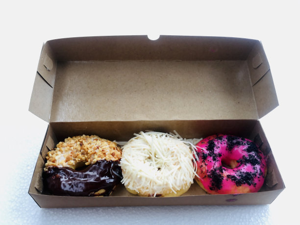 甜甜圈装在不同配料的盒子里图片下载