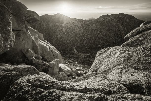 日落照亮巨石从一个奇妙的有利位置俯瞰麦克道尔山脉的北侧图片下载