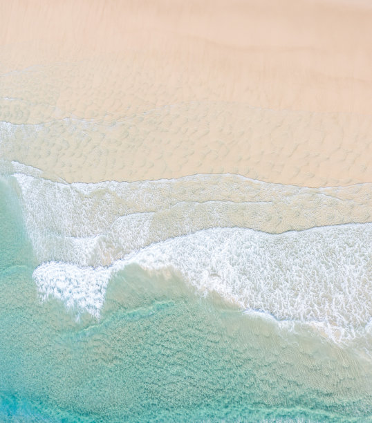 鸟瞰海滩，田园般的热带蓝色海水和温柔的海浪图片下载
