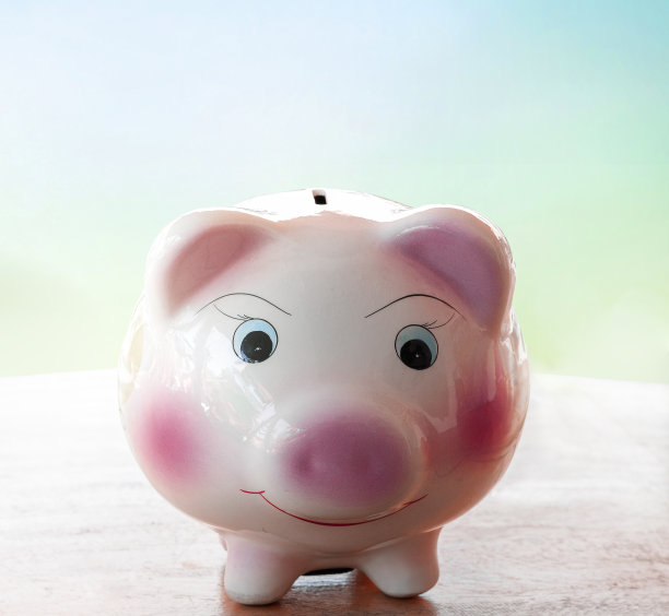 粉色储蓄罐以蓝天为背景，用于储蓄和购物。图片下载