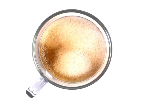 白色背景，透明杯子里的黑咖啡，选择性聚焦，柔和聚焦。图片下载