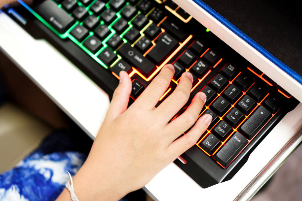 这张特写照片显示的是一名学生在假期里用台式电脑键盘给老师写作业。图片下载