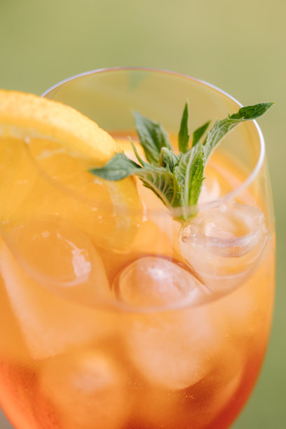 一杯橙酒。鸡尾酒加橙片、薄荷叶和冰块。宏观照片图片下载
