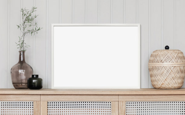 室内设计中的艺术品模型。空白画框挂在墙上，横向景观方向图片下载