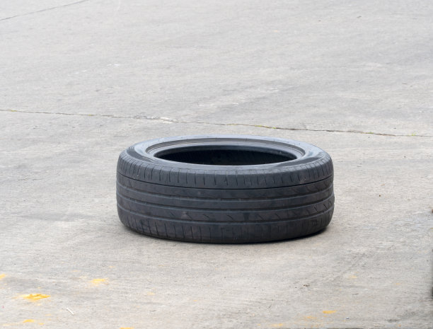 旧卡车轮胎躺在水泥路上图片下载