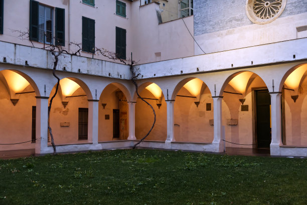 有夜间照明的修道院回廊图片下载