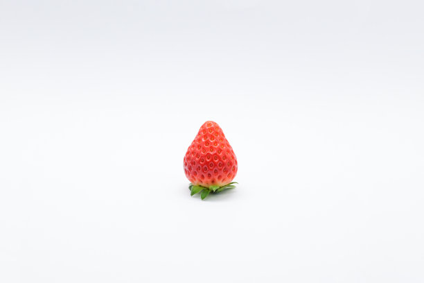 美丽新鲜的红色草莓孤立在白色背景上图片下载